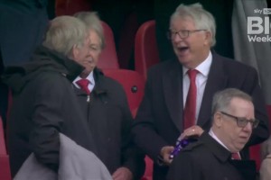 老小孩😀弗格森爵士和达格利什爵士在分享零食