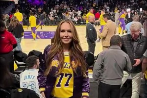 风韵犹存！东契奇妈妈完全看不出51岁了啊👍