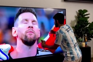 这就是足球的美妙吧！皮球在空中划出一道漂亮的弧线！