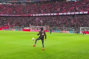 这场来对了！曼联半场领先红军后，看台上的爵爷笑开了花！