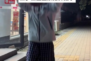 大夫：怎么伤的？—：被三步上篮打伤了