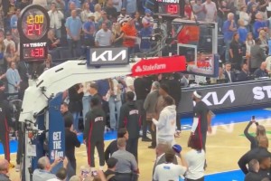 跟火箭全队格格不入？火箭赛前出场仪式，只有伊森一人独自在旁边训练