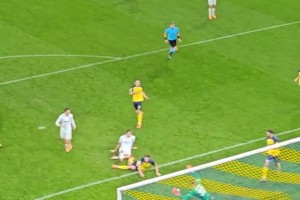 不高兴上线🤭！赛后邓弗里斯领取单场MVP时也没个笑脸