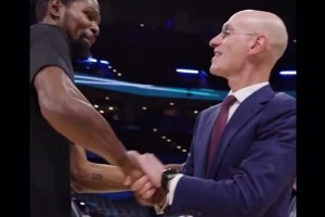 人情世故这块🤭杜兰特赛前与肖华拥抱握手寒暄~