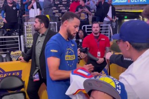 拥有反客为主的人气🔥库里在湖人主场球员通道给球迷们签名~