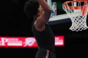 挖槽这身体天赋🤯阿门赛前热身秀暴扣，头超篮筐轻轻松松啊！