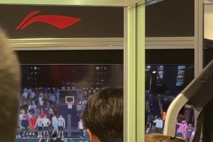 现场人气爆棚🔥瀚森与球迷2K单挑，用马卢阿奇血帽+隔扣自己