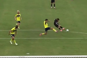 对手防线太密集怎么办？切尔西：不好意思，他的传球会拐弯！