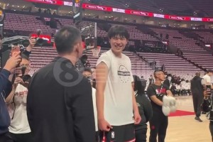 见证NBA常规赛首秀！刘维伟与杨瀚森师徒见面，一阵热聊啊~