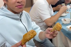 说到做到！网友真的给苏超南通门神蔡天龙“加鸡腿”😂