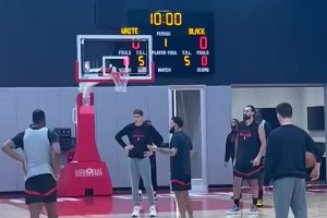 就缺你了乔丹！范弗里特今日现身球队训练馆进行指导~