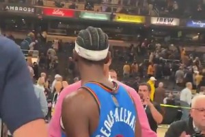 上季总决重演！猜猜赛后哈利伯顿对55分的亚历山大说了什么？