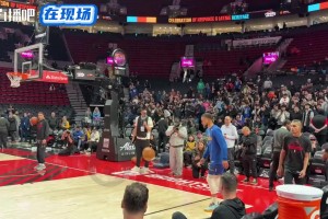 小学生很会整活啊！库里赛前热身大秀脚法😂