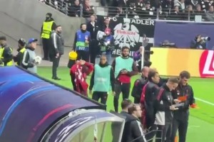 怒了！球迷现场实拍萨拉赫怒摔球衣😡