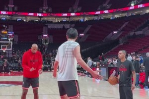 杨瀚森赛前的护框练习起作用了！今天上场送了两记大帽！