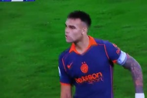 劳塔罗用意大利国粹手势疯狂嘲讽孔蒂，孔蒂在场边不甘示弱🫠