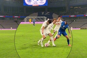 中超争冠！申花球迷拿ipad看蓉城比赛