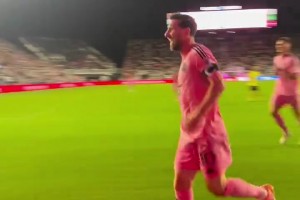 飞翔的阿根廷人😎！现场视角看梅西头球破门