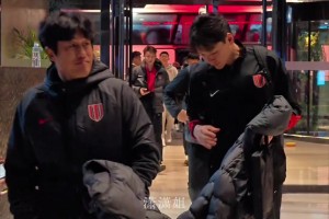 素质堪忧！赛后接受采访的费利佩险些被球迷投掷的杂物击中！