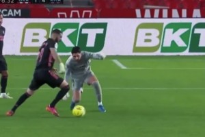 😂降智光环专治门将！本泽马效应，门将在场上的失智行为！