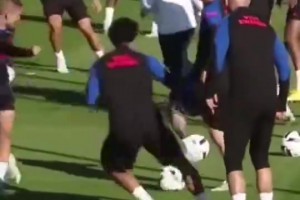 以前哪敢想？梅西训练中穿维拉蒂裆，第一时间找拉莫斯寻求庇护