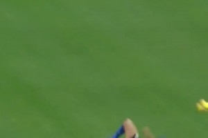 😱也就只有伊布才能做出的动作！这是什么神仙传球姿势？