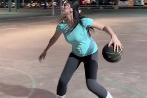 有没走步？😂野球场肘姐晒视频：你看清我的脚步了嘛？