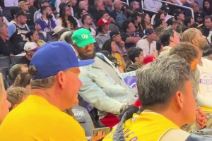 詹姆斯场下偷看二儿子比赛，突然意识到湖人比赛还在打呢🤣🤣