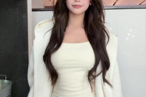 椰子浅跳一下手势舞 戴上眼镜年轻似学生😍