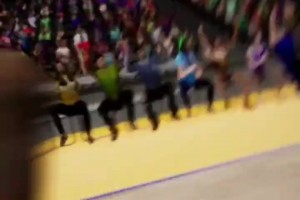 抽象了！一位卖车女主播 通过穿库里球衣奇葩运球吸引流量😲