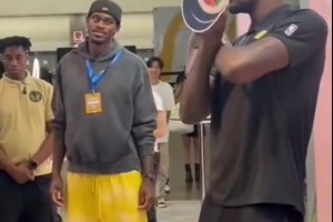 艾顿卖萌五连拍 一旁的范德比尔特都没眼看了🤣🤣🤣