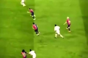 博主此前去看国足世预赛时感叹：世界就是一个巨大的曼联食堂！