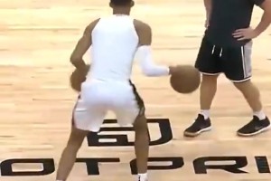 霍华德此前表示：姚明我根本防不住，但文班会被巅峰的我撞飞😐