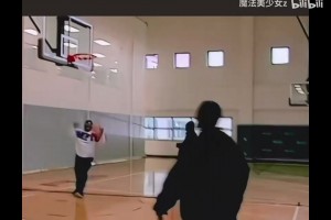 KD接受美女主持人采访：现在喜欢边打游戏边静音看比赛！