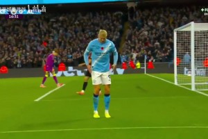 进球机器实锤！哈兰德进球后模仿机器人动作庆祝🤖