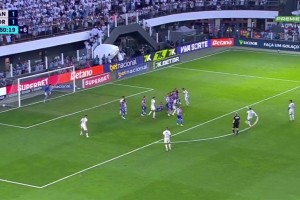 内马尔用他那著名的点球技术罚进了任意球，而这项技术已被禁止！