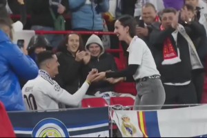 一位皇马球迷在安菲尔德球场向女友求婚，女友答应了 🥰